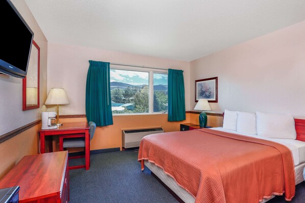 Escritorio, tabla de planchar con plancha, wifi gratis y ropa de cama 