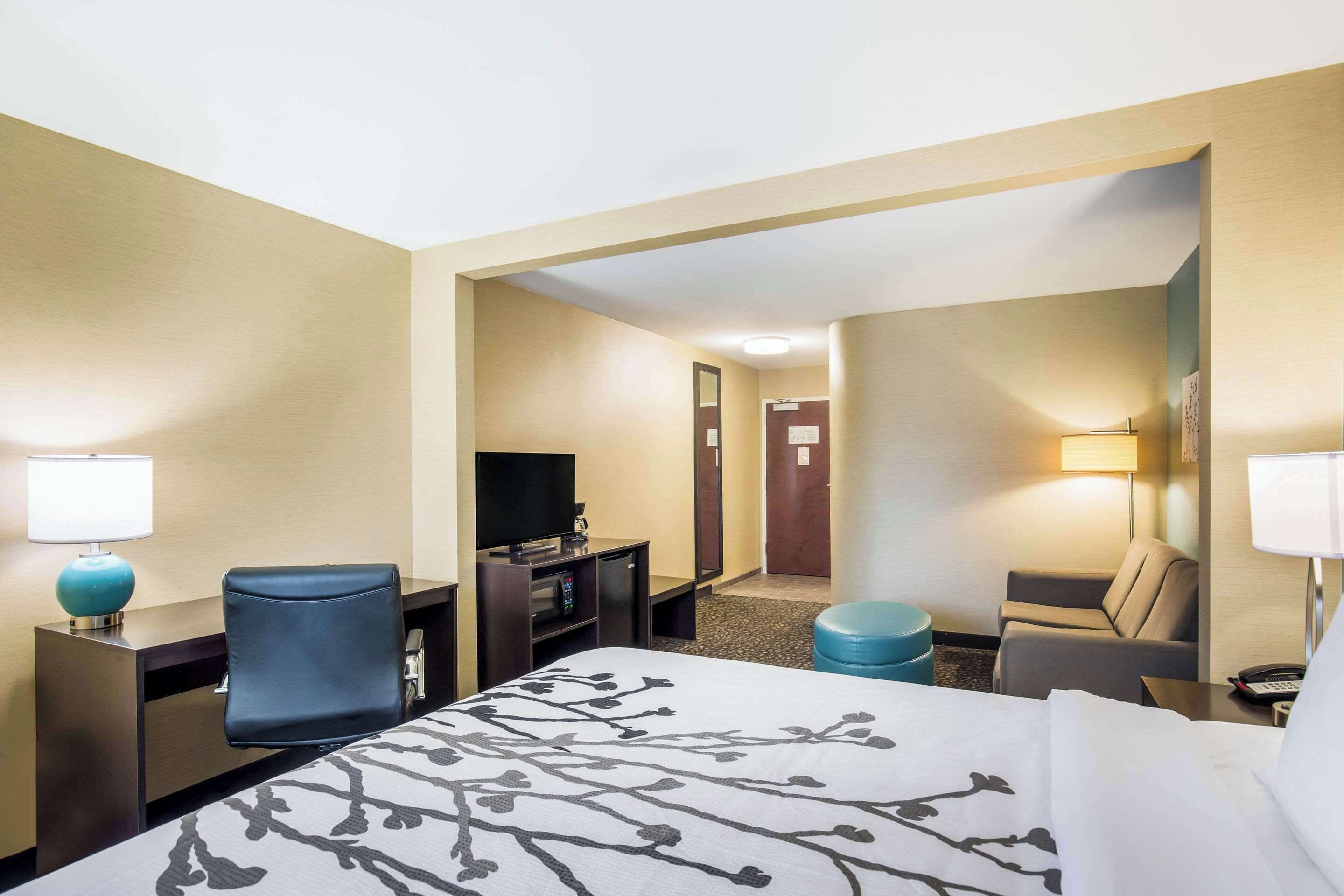 in-room safe, desk, laptop workspace, blackout curtains