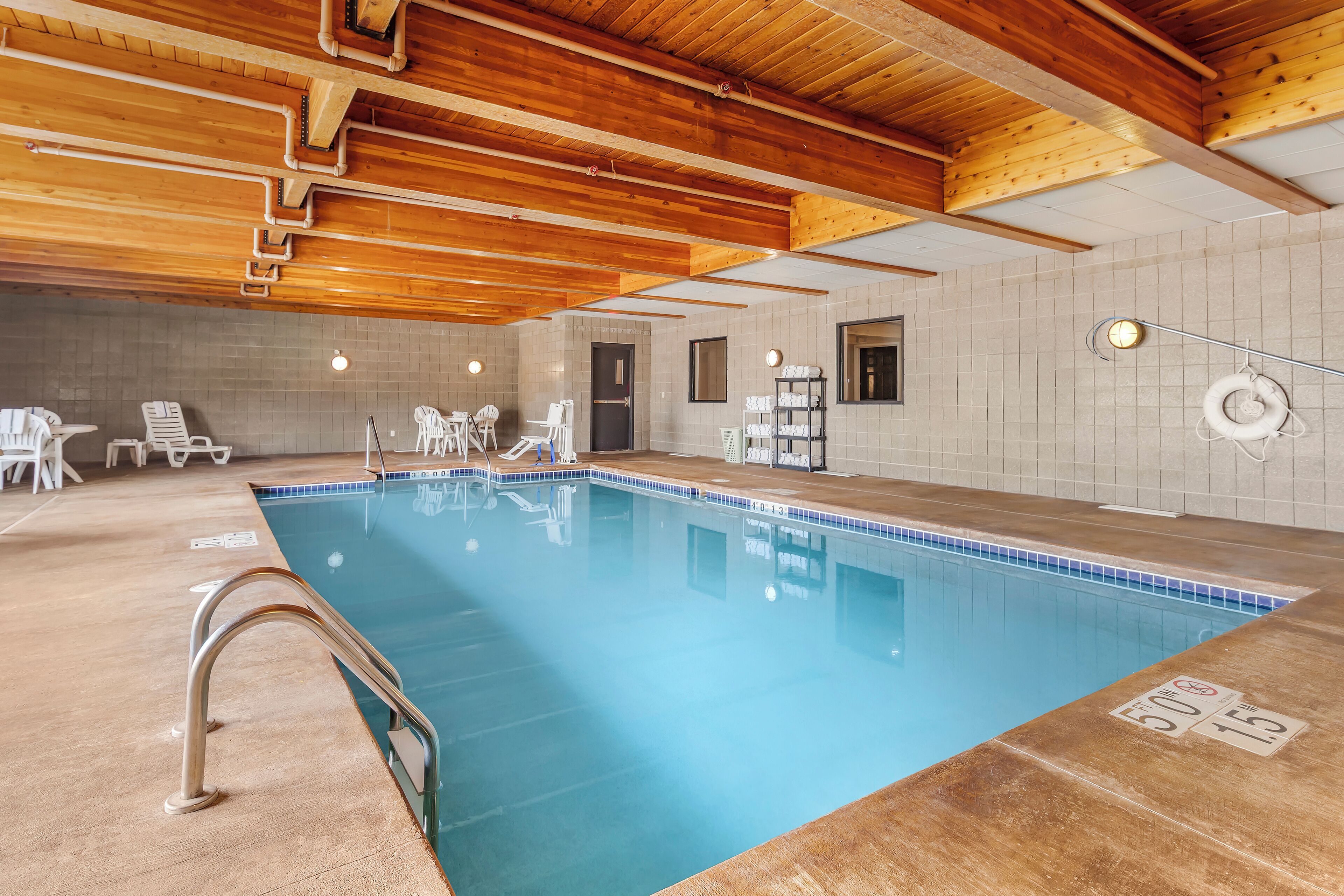 室內游泳池，開放時間為 08:00 至 00:00，提供日光浴躺椅