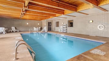 Een binnenzwembad, open van 08.00 uur tot middernacht, en ligstoelen