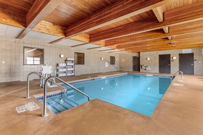 Innenpool, geöffnet von 08:00 Uhr bis 00:00 Uhr, Liegestühle