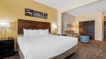 Phòng Suite, 1 giường cỡ king và sofa giường, phù hợp cho người khuyết tật, không hút thuốc | Bàn, màn/rèm cản sáng, bàn ủi/dụng cụ ủi quần áo