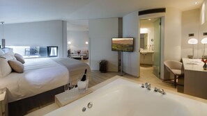 Suite With Terrace | 高級寢具、迷你吧、房內夾萬、書桌