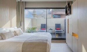 고급 침구, 미니바, 객실 내 금고, 책상