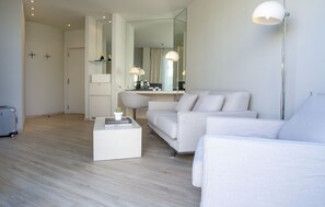 Suite With Terrace | 욕실 | 레인폴 샤워기, 무료 세면용품, 헤어드라이어, 목욕가운