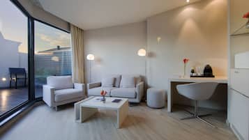 Suite With Terrace | Luxe beddengoed, een minibar, een kluis op de kamer, een bureau