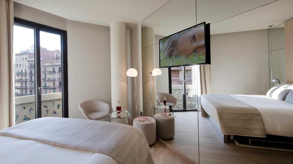 Luxe beddengoed, een minibar, een kluis op de kamer, een bureau
