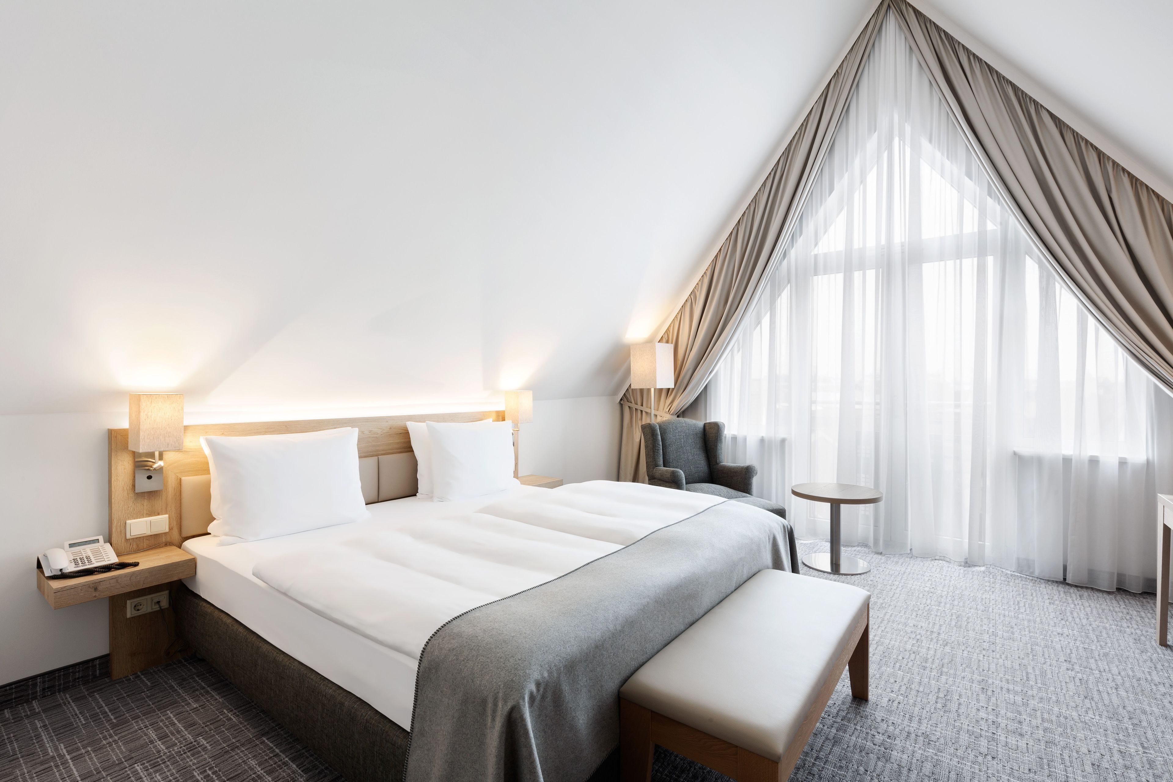 Untuvapeitot, minibaari, tallelokero huoneessa, työpöytä