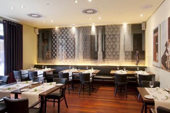 2 restaurants, breakfast served