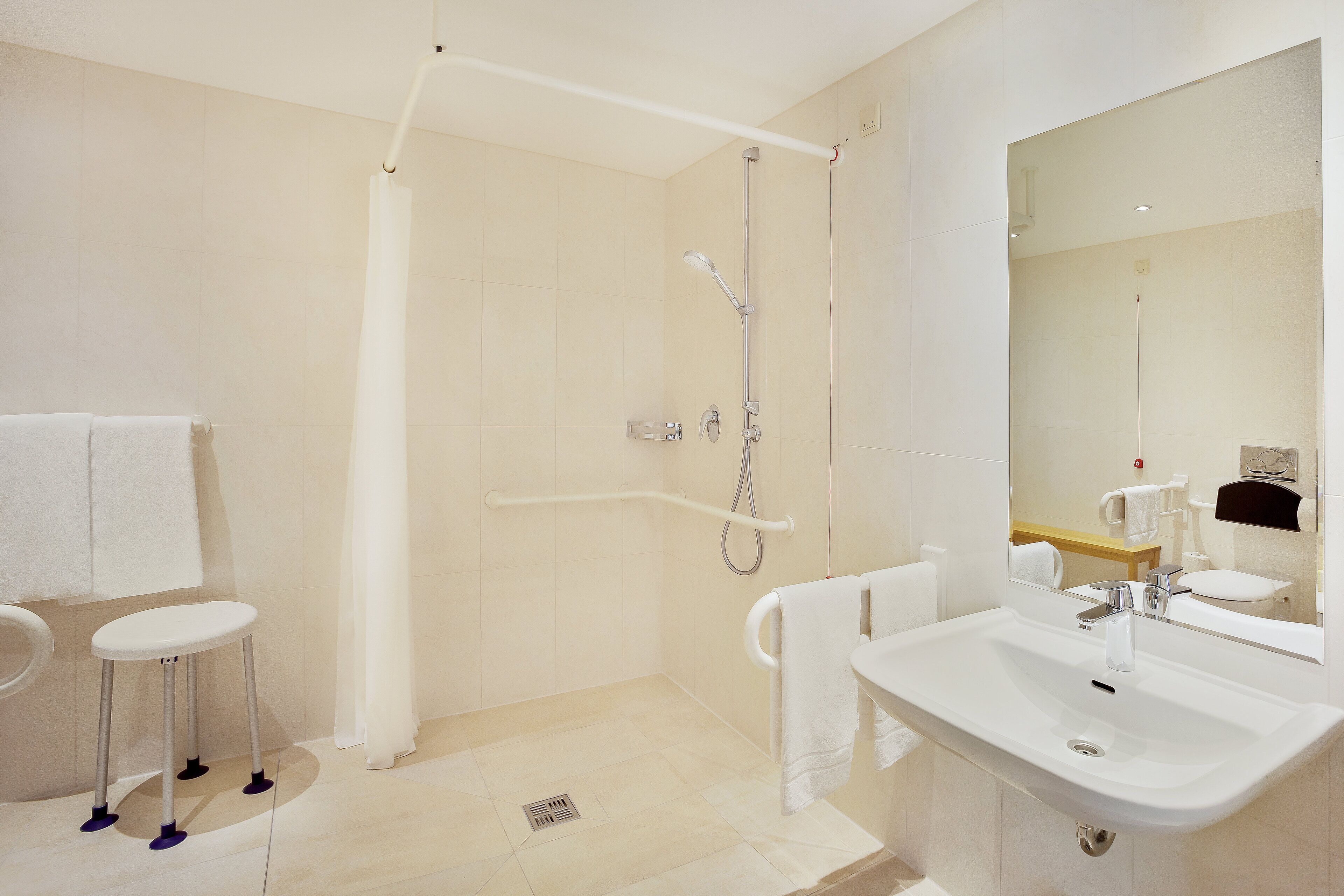 standard room | bathroom | combined shower/bathtub, eco-friendly toiletries, hair dryer, bathrobes