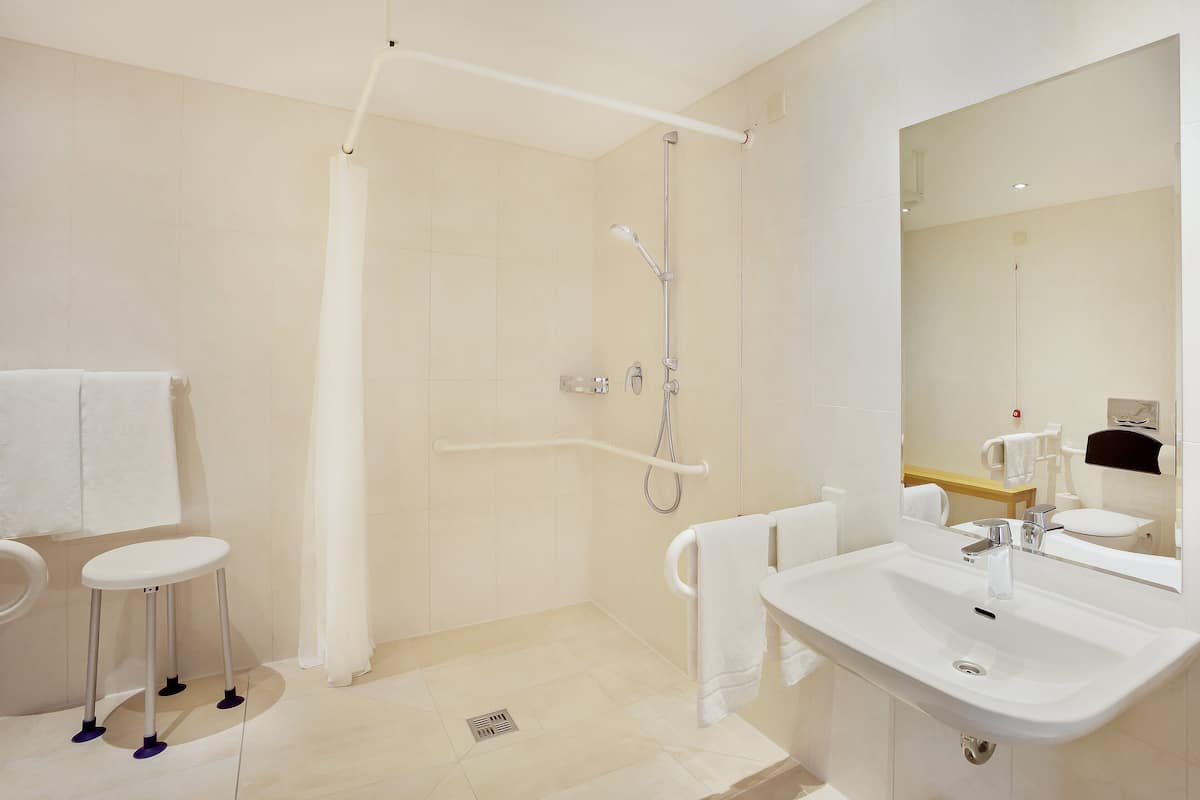 standard room | bathroom | combined shower/bathtub, eco-friendly toiletries, hair dryer, bathrobes