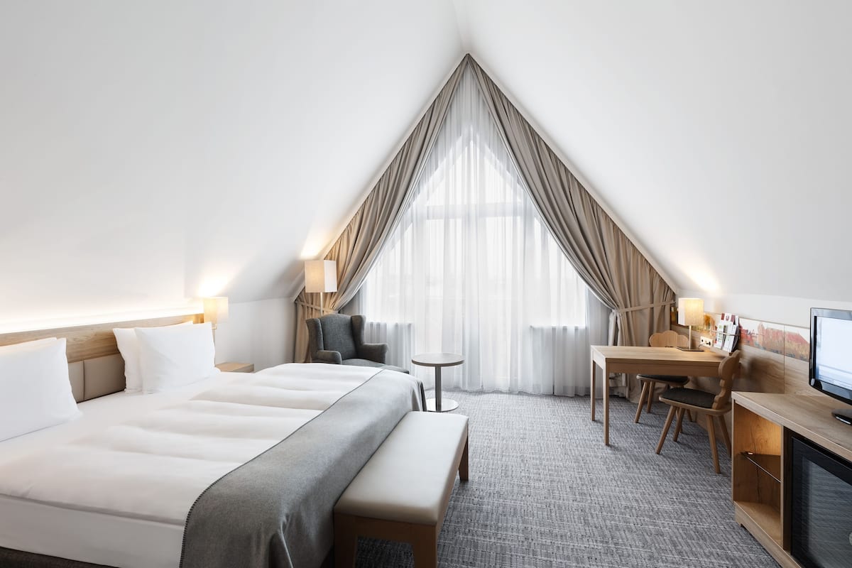 Premium kamer, 1 kingsize bed (Central Building) | 1 slaapkamer, donsdekens, een minibar, een kluis op de kamer