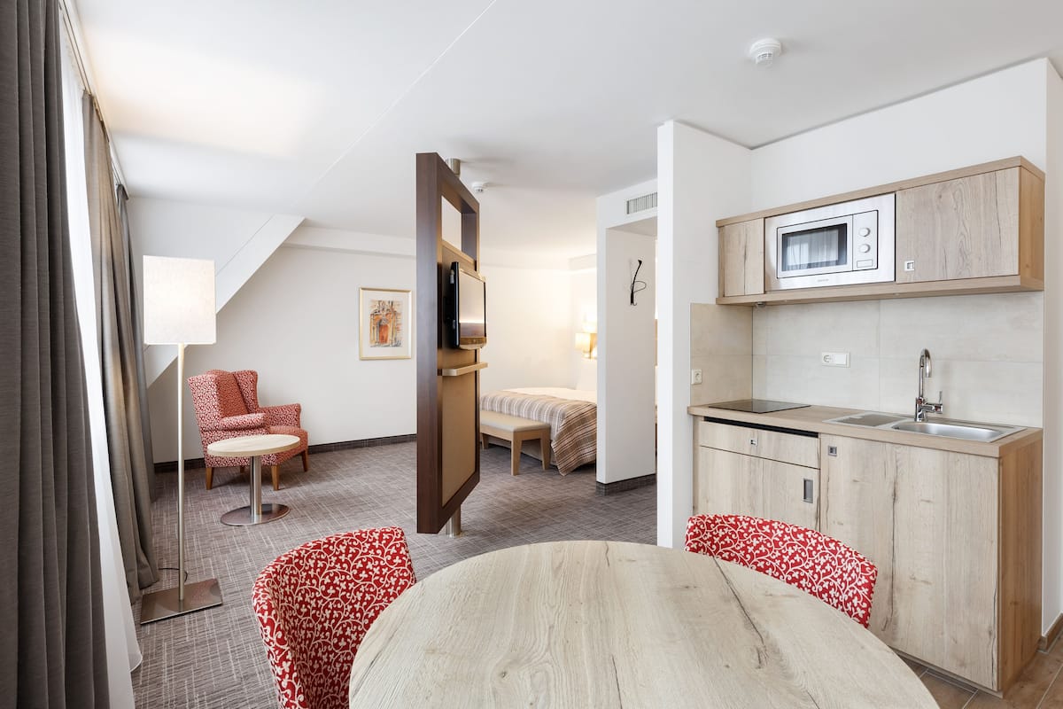 premium room, 1 king bed | 1 bedroom, down duvets, minibar, in-room safe