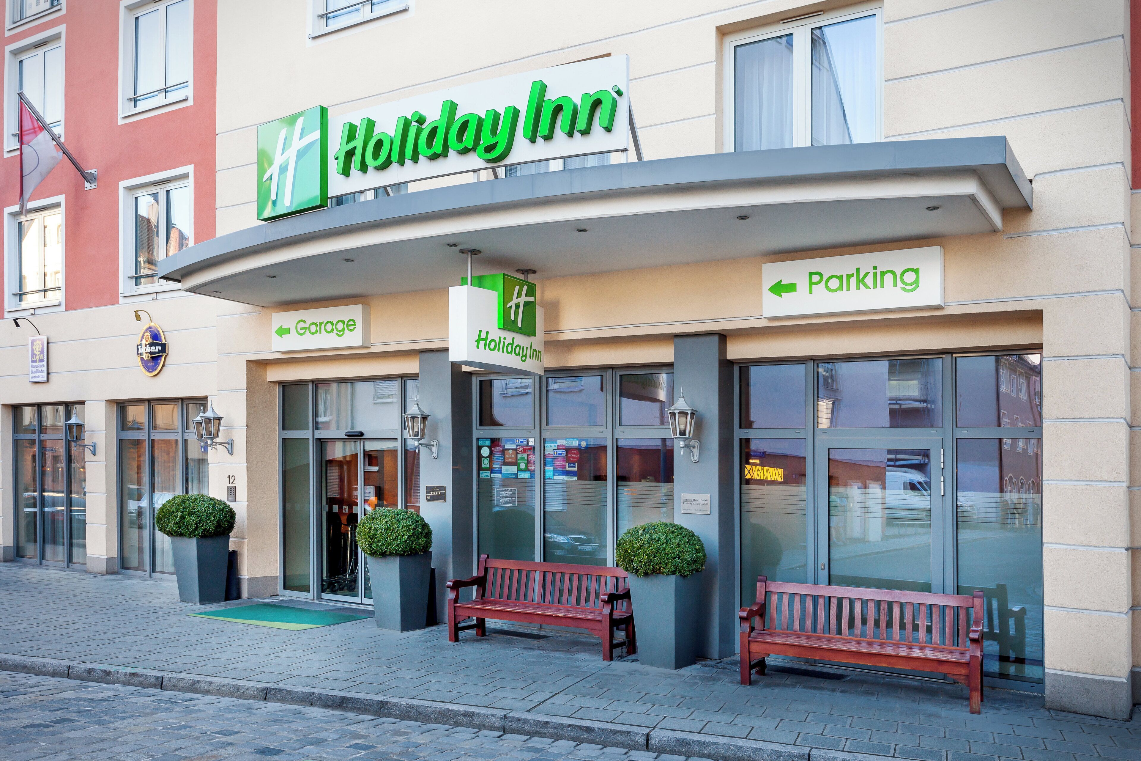 Ett Holiday Inn-hotell med en tydlig skylt som visar var garaget och parkeringsområdet finns.