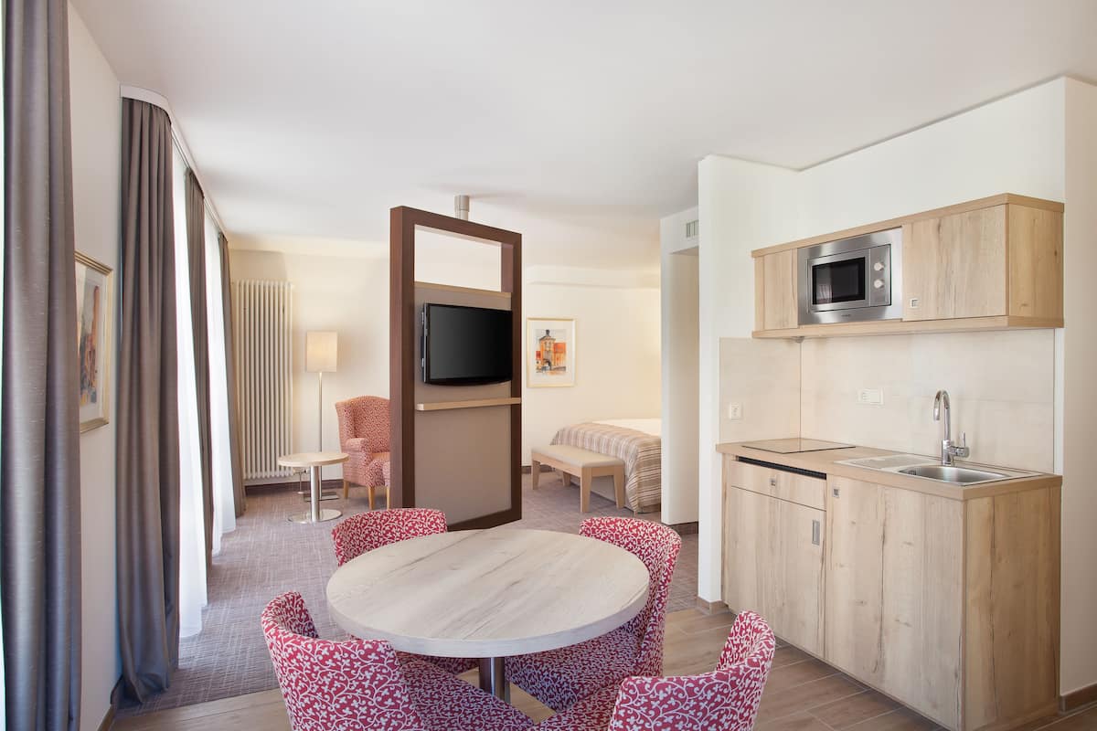 premium room, 1 king bed | 1 bedroom, down duvets, minibar, in-room safe