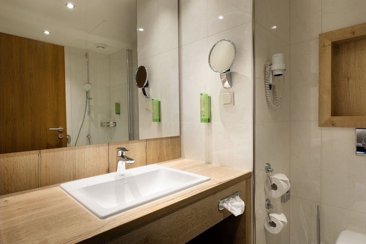 1 bedroom, down duvets, minibar, in-room safe