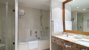 Kombinasi shower/bathtub dan perlengkapan kamar mandi ramah lingkungan