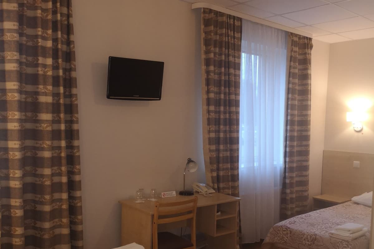 triple room | in-room safe, desk, iron/ironing board, free wifi