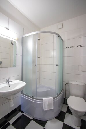 Triple Room | Bathroom - Best Hotel (Riga)