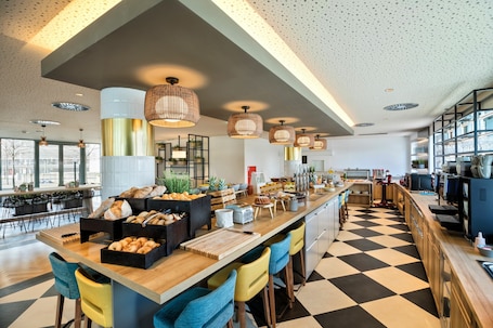 Café da manhã com buffet diário (EUR 24 por pessoa) . Spark by Hilton Vienna Messe Prater