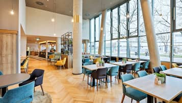 Desayuno buffet diario (EUR 24 por persona)