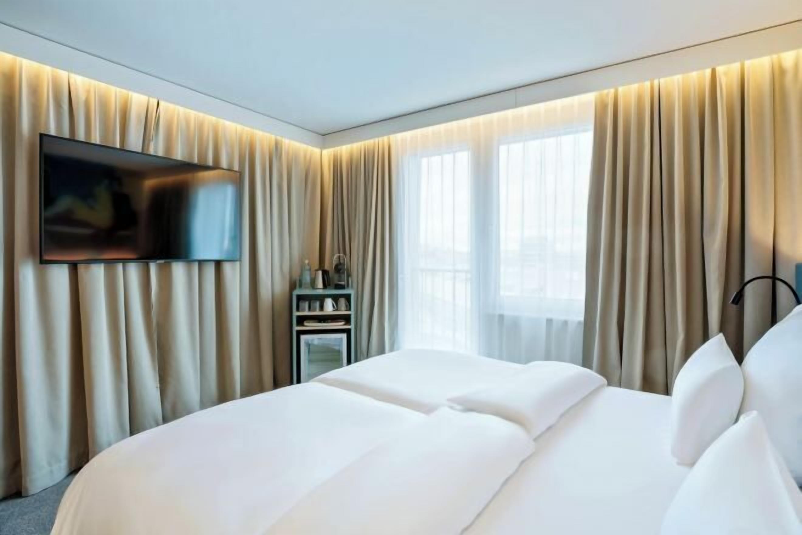 Tallelokero huoneessa, työpöytä, pimennysverhot, äänieristys