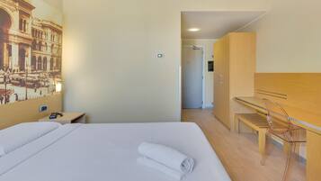 Standard Double Room | Bathroom | Shower, rainfall showerhead, free toiletries, hair dryer