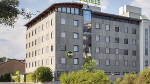 Un hotel B&B con diseño moderno, que destaca con el logotipo de B&B en la fachada.