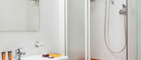 Dusj, regndusjhode, toalettartikler (inkludert) og hårføner