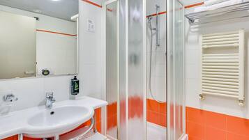 Douche, douche à « effet pluie », articles de toilette gratuits