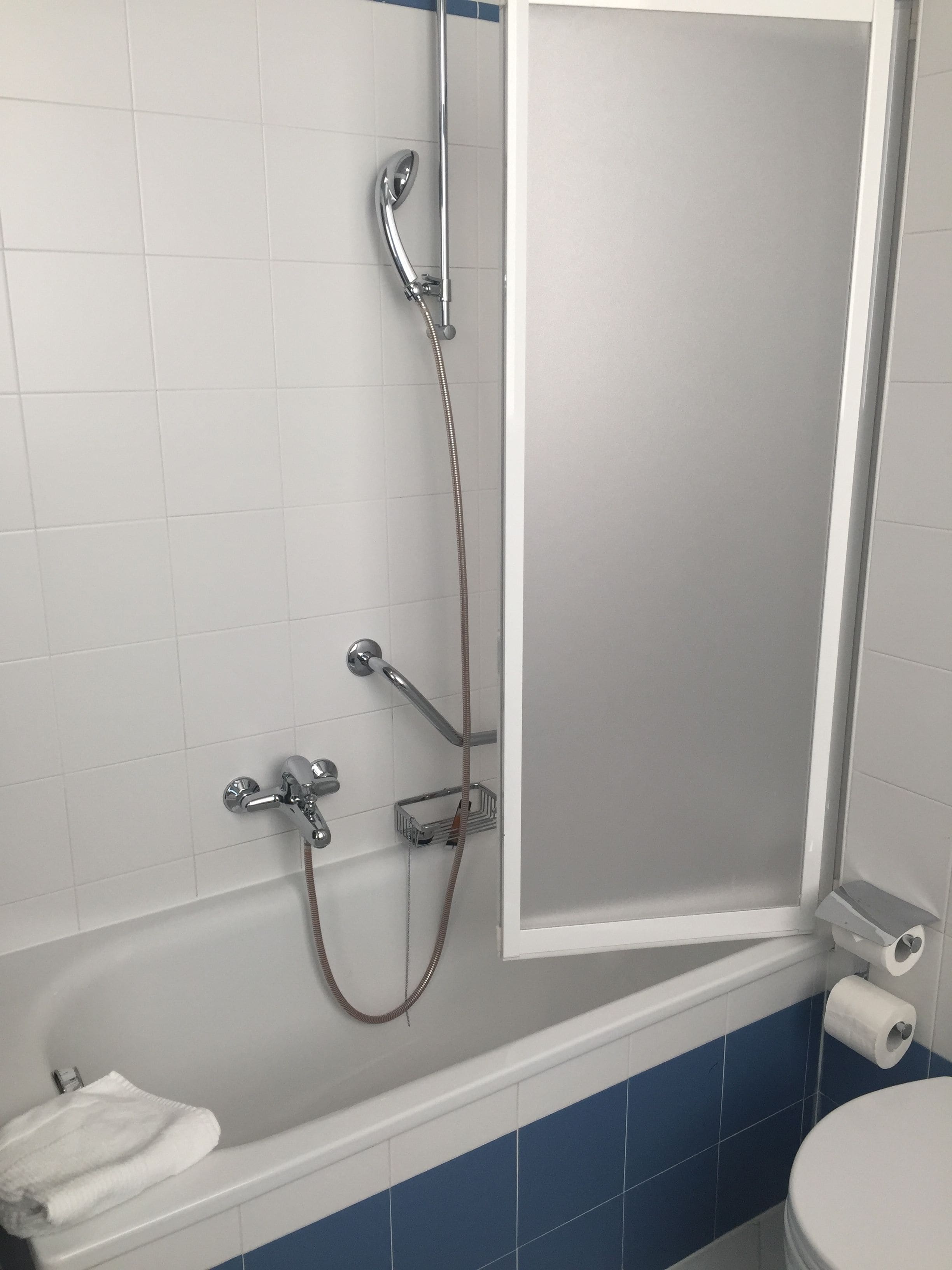 shower, rainfall showerhead, free toiletries, hair dryer