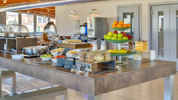 Una mesa de buffet con diferentes alimentos y salsas.