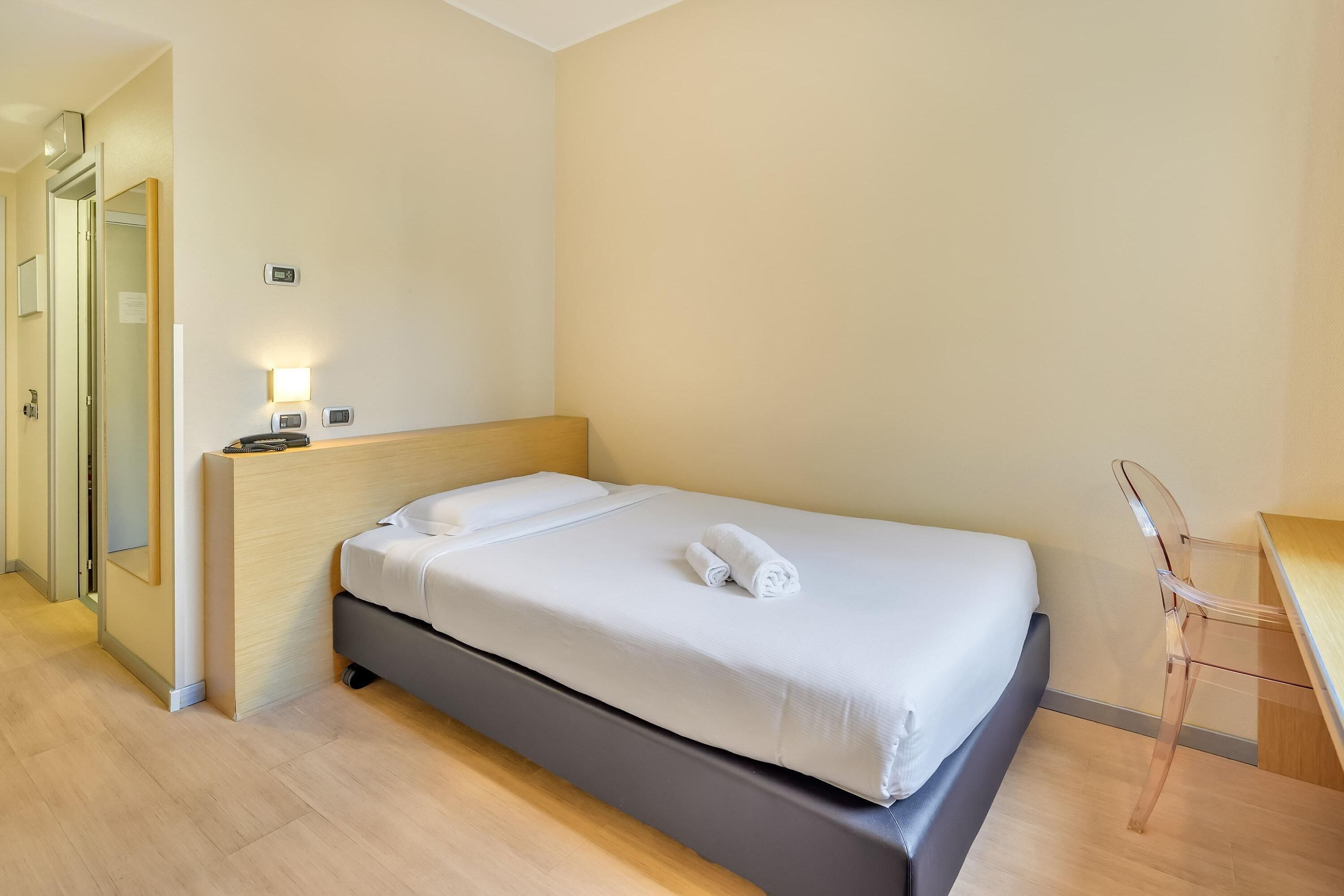 Standaard eenpersoonskamer | Luxe beddengoed, een minibar, een kluis op de kamer, een bureau