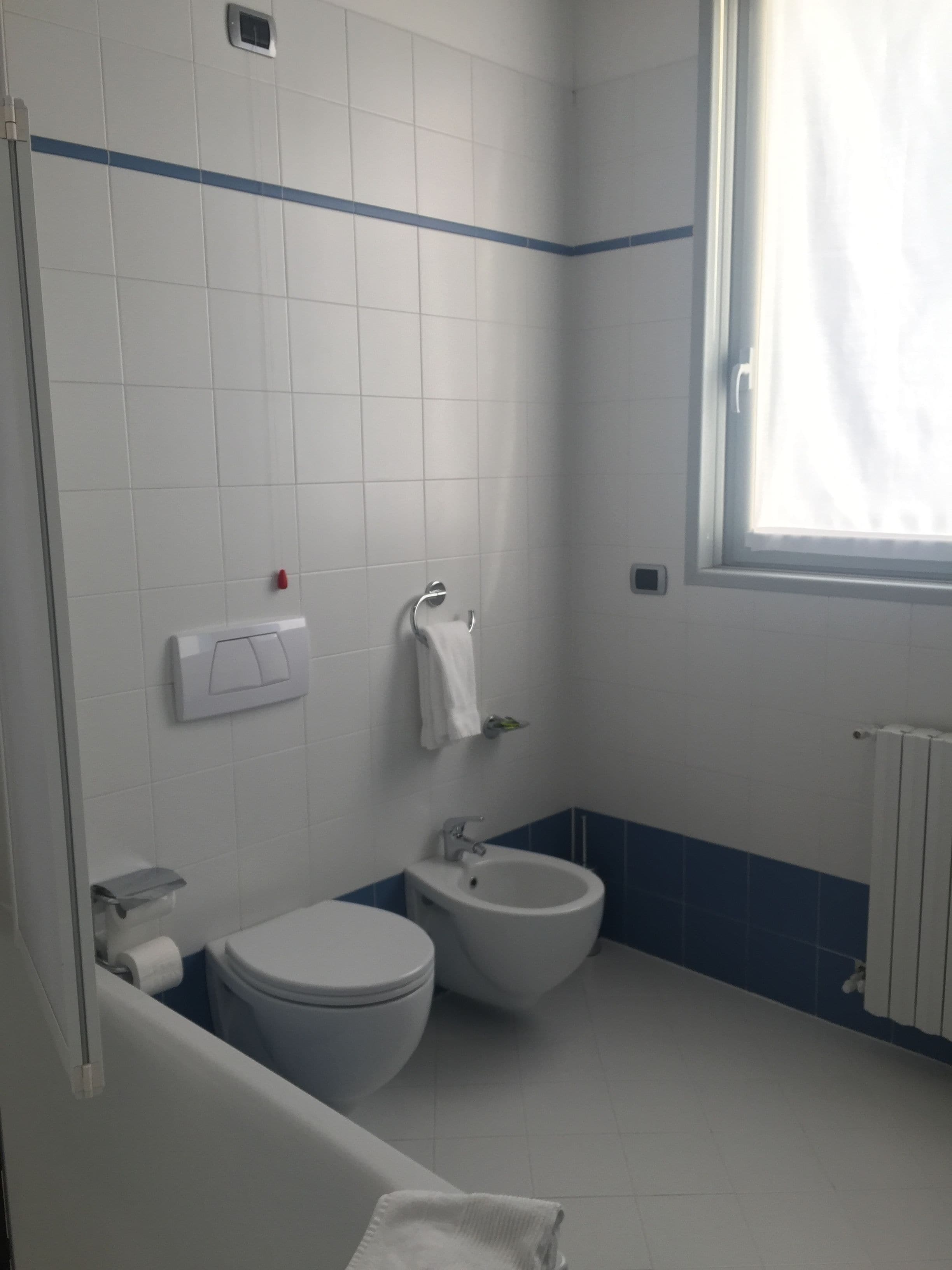 shower, rainfall showerhead, free toiletries, hair dryer