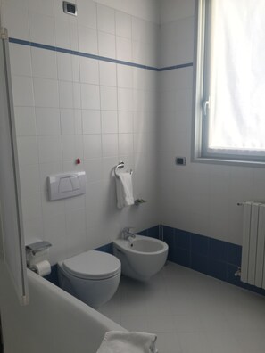 Douche, douche à « effet pluie », articles de toilette gratuits