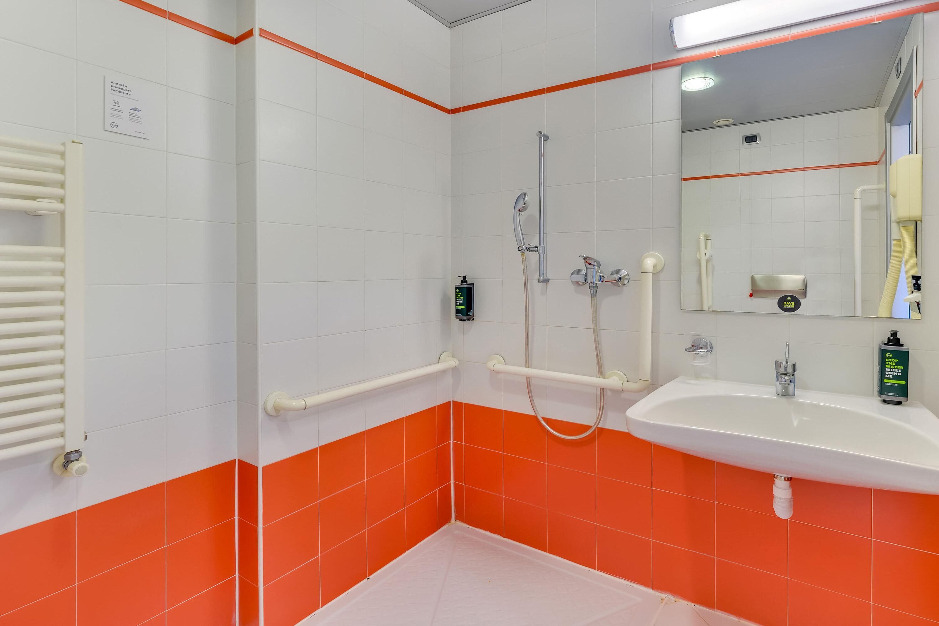 Singola Standard, accessibile ai disabili | Bagno | Doccia, soffione a pioggia, set di cortesia gratuito, asciugacapelli