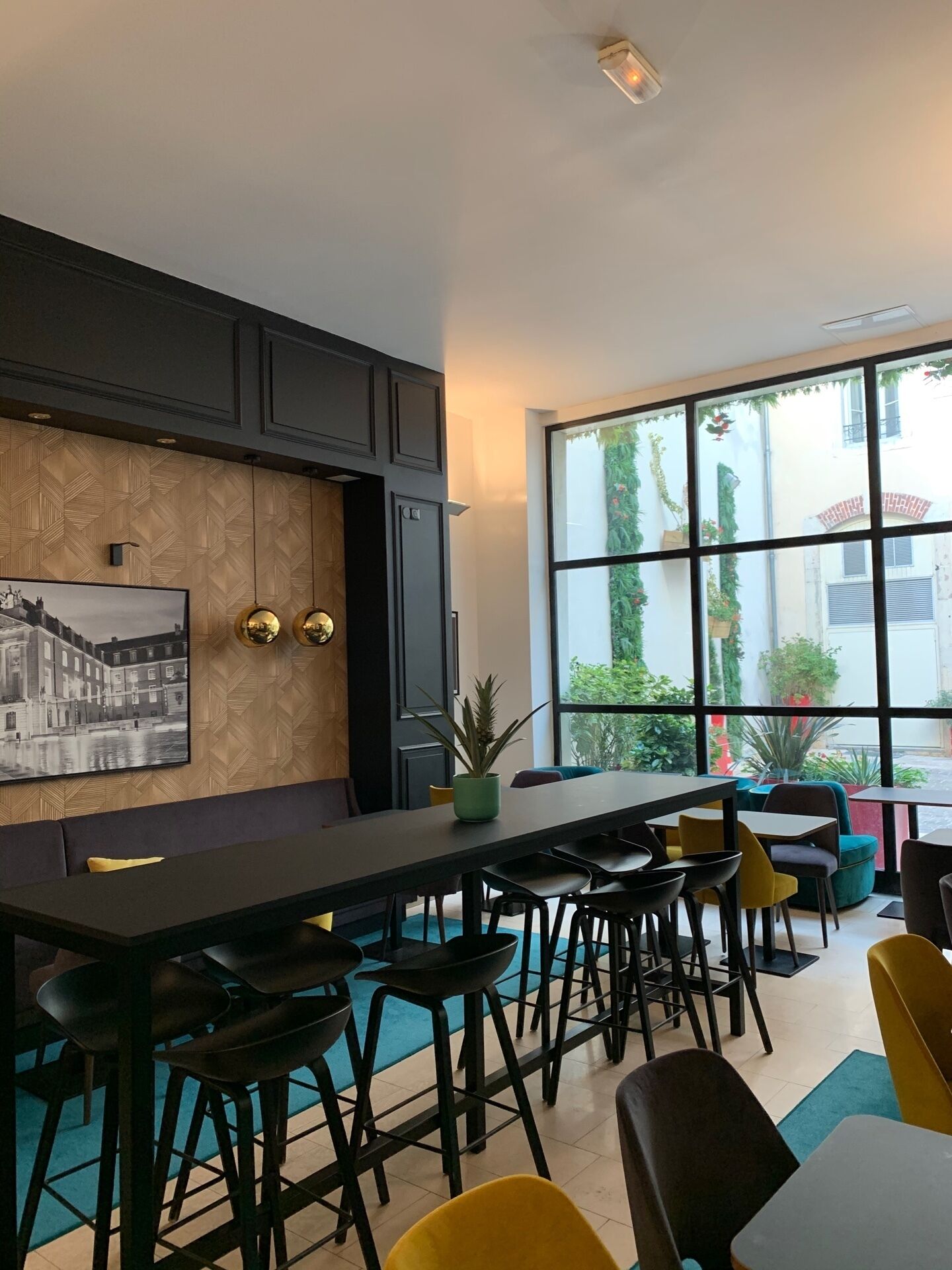 Se ofrece un desayuno bufé todos los días (12.90 EUR por persona)