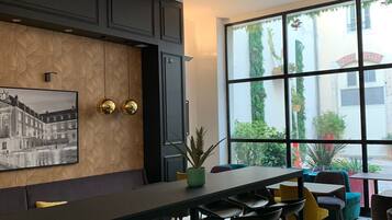 Se ofrece un desayuno bufé todos los días (12.90 EUR por persona)