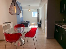 Ropa de cama de alta calidad y caja de seguridad en la habitación 