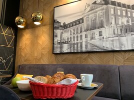 Café da manhã com buffet diário (EUR 12.90 por pessoa) 