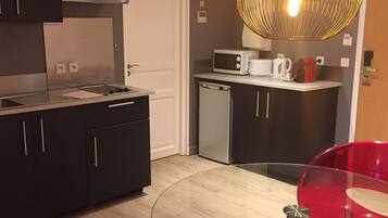 Lejlighed (Appartement) | Privat tekøkken | Køleskab, mikrobølgeovn, køkkentøj/tallerkener/redskaber