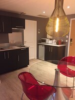 Refrigerador, microondas, utensilios de cocina