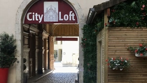 Una entrada en arco con un letrero que dice 'City Loft'.