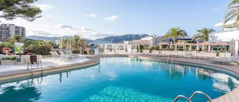 2 ulkouima-allasta, aurinkovarjoja, aurinkotuoleja