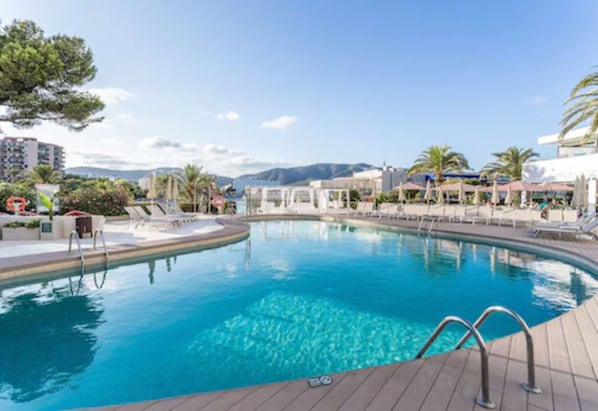 2 Außenpools, Sonnenschirme, Liegestühle