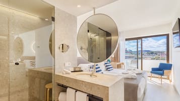 Shower, rainfall showerhead, free toiletries, hair dryer