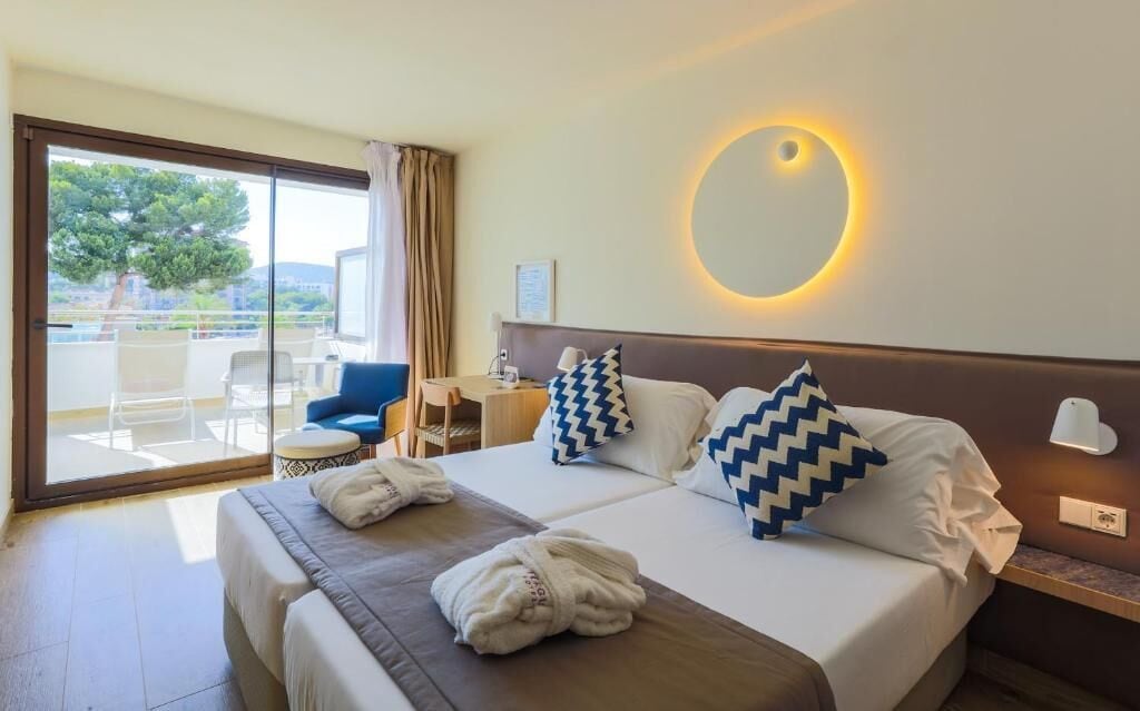 Double Room, Terrace (Jacuzzi) | Minibar, in-room safe, desk, soundproofing