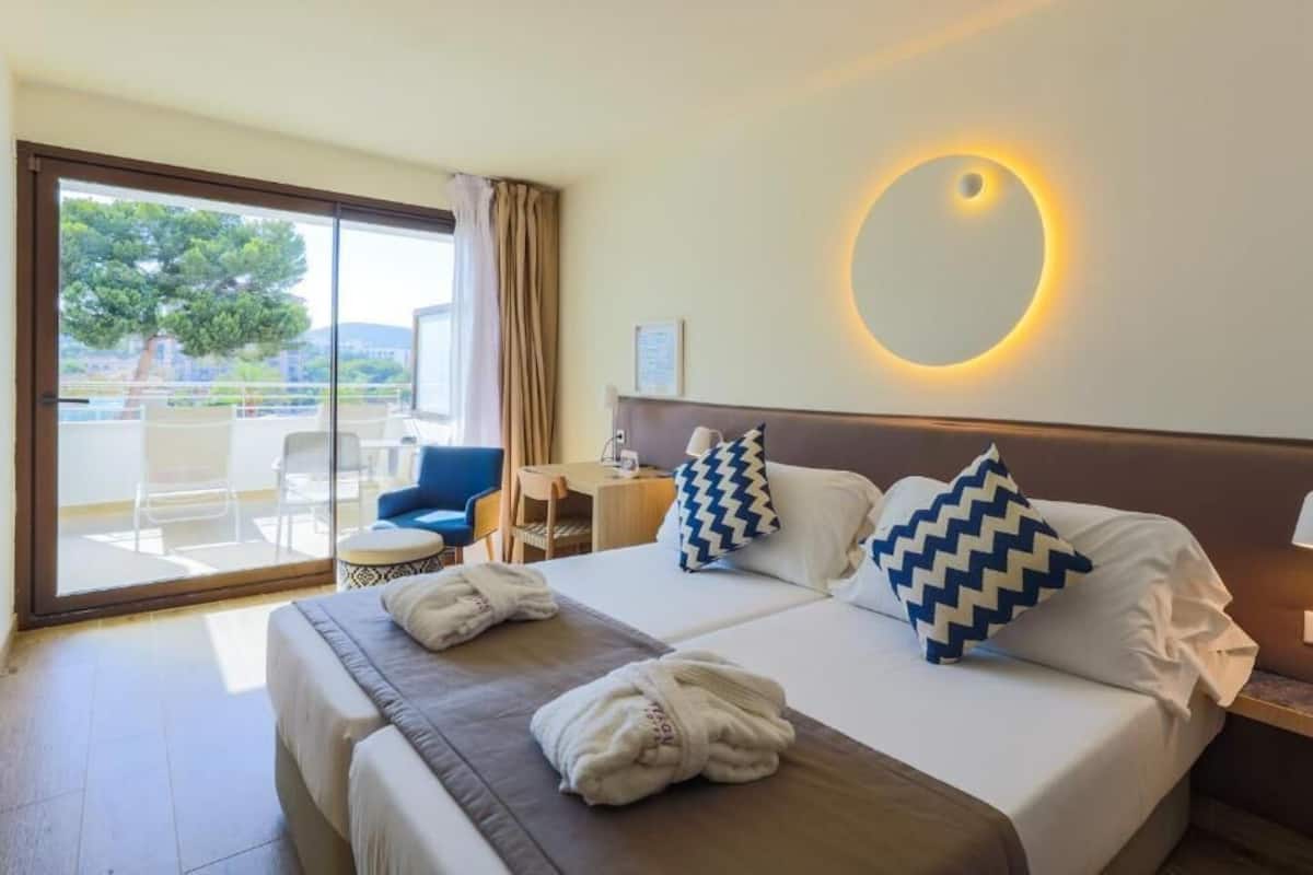 Doppelzimmer, Terrasse (Jacuzzi) | Minibar, Zimmersafe, Schreibtisch, schallisolierte Zimmer