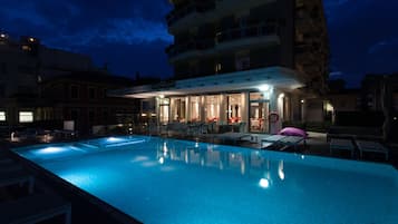 Piscine extérieure, parasols de plage, chaises longues
