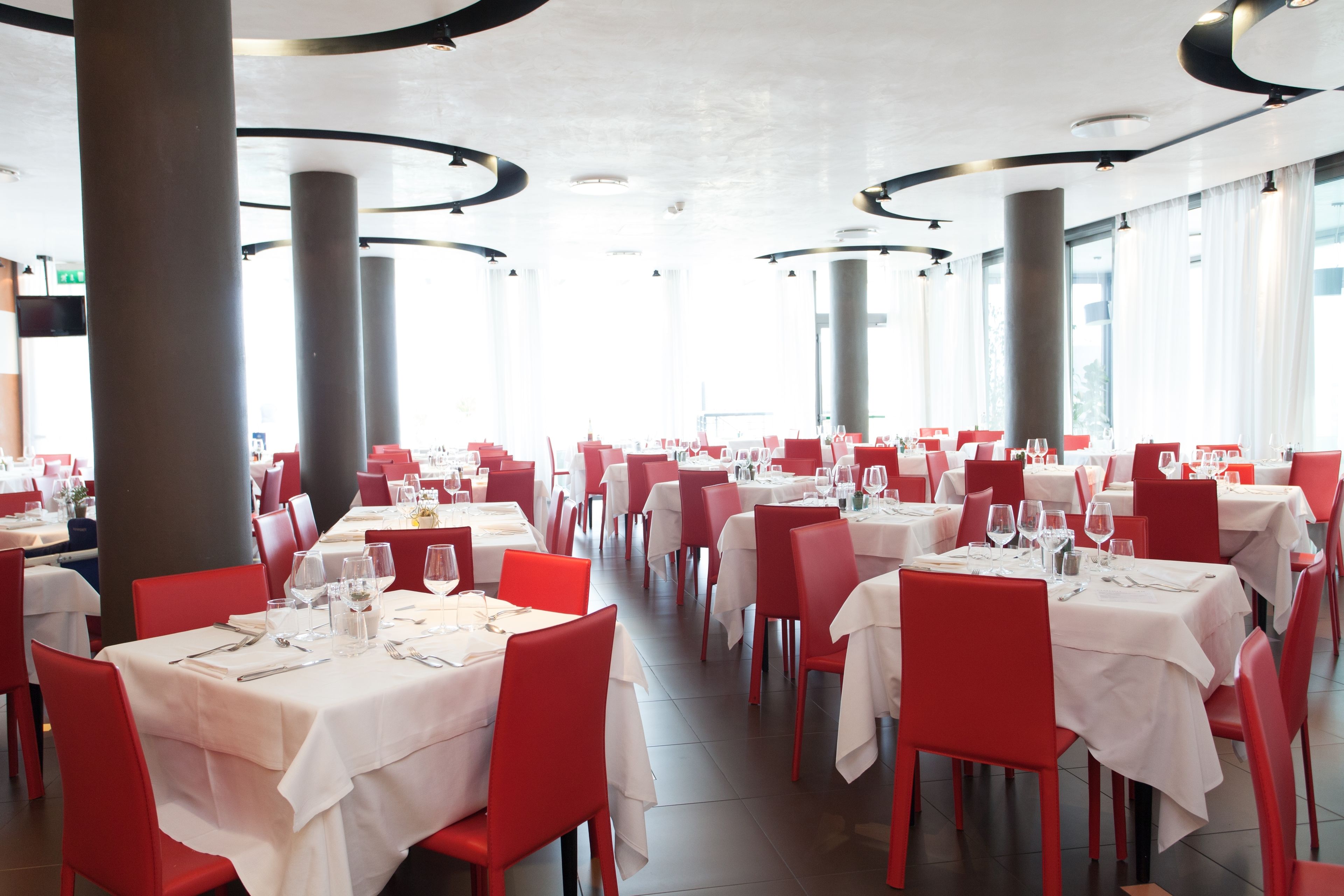 breakfast, lunch, dinner served; international cuisine